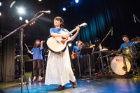 この日2度目の「Fifteen」を演奏する原田珠々華とバンドメンバー。