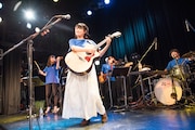 この日2度目の「Fifteen」を演奏する原田珠々華とバンドメンバー。