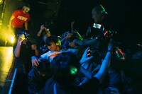 フロアにダイブする浅見北斗（Vo, Key）。（Photo by katsunori abe）