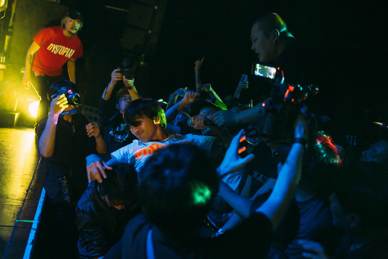 フロアにダイブする浅見北斗（Vo, Key）。（Photo by katsunori abe）