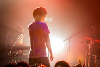 浅見北斗（Vo, Key）（撮影：堀川多貴雄［PineSnap］）