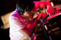 浅見北斗（Vo, Key）（撮影：堀川多貴雄［PineSnap］）