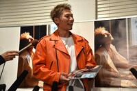 囲み取材に応じるEXILE SHOKICHI。