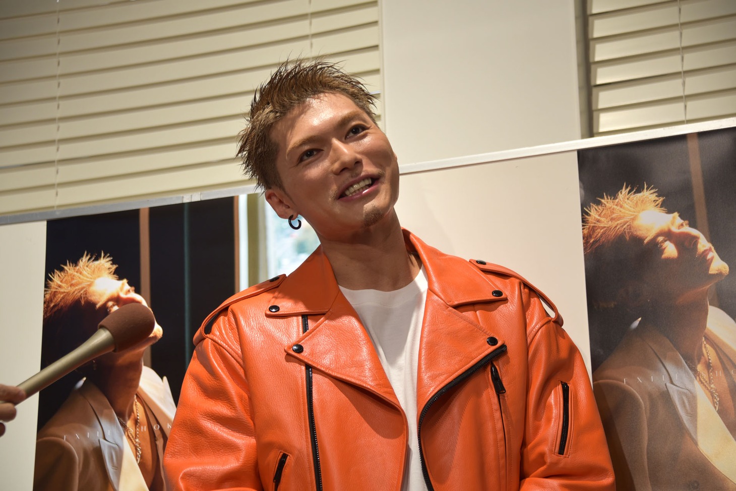 囲み取材に応じるEXILE SHOKICHI。