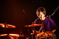 せとゆいか（Dr / Saucy Dog）（撮影：白石達也）