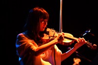 バイオリンの弦を弾くピチカート音で演奏に彩りを添える望月明香。