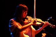 バイオリンの弦を弾くピチカート音で演奏に彩りを添える望月明香。