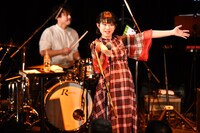 観客にシンガロングを求める原田珠々華。