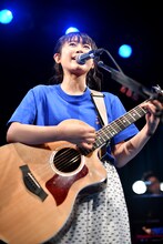 弾き語りで「あなたへ」を届ける原田珠々華。