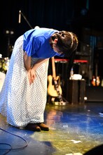 深々と頭を下げてステージを去った原田珠々華。