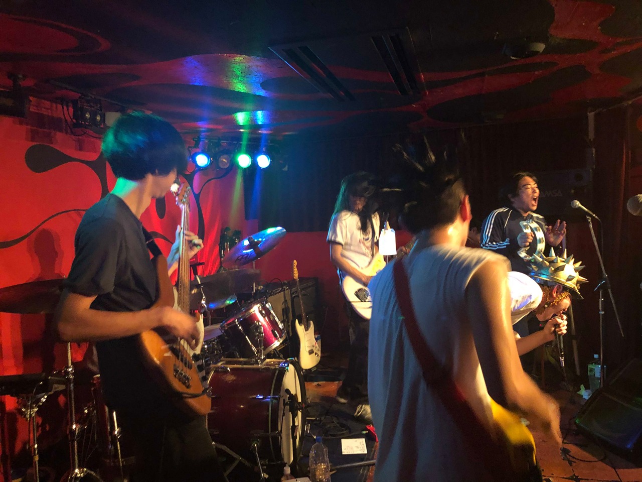 「どついたるねんワンマンライブ『再起動！攻殻奇面隊』」の様子。（写真提供：キングレコード）