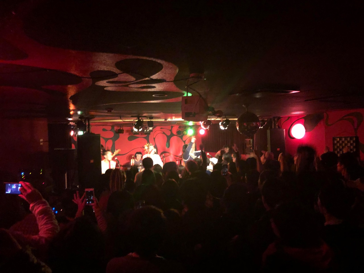 「どついたるねんワンマンライブ『再起動！攻殻奇面隊』」の様子。（写真提供：キングレコード）