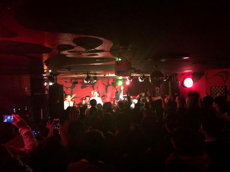 「どついたるねんワンマンライブ『再起動!攻殻奇面隊』」の様子。(写真提供:キングレコード)