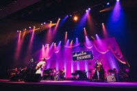 「ohashiTrio & THE PRETAPORTERS YEAR END PARTY LIVE 2018」東京・昭和女子大学人見記念講堂公演の様子。