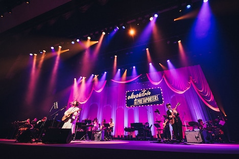 「ohashiTrio & THE PRETAPORTERS YEAR END PARTY LIVE 2018」東京・昭和女子大学人見記念講堂公演の様子。