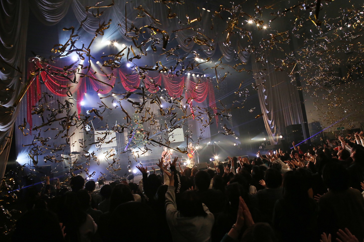 「さくらしめじのHappy X'mash LIVE 2018 in 中野サンプラザ」の様子。（撮影：埼玉泰史、大庭元）
