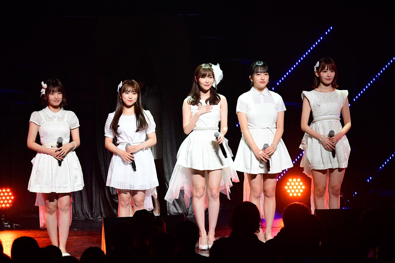 左から朝長美桜、矢吹奈子、指原莉乃、田島芽瑠、宮脇咲良。(c)AKS