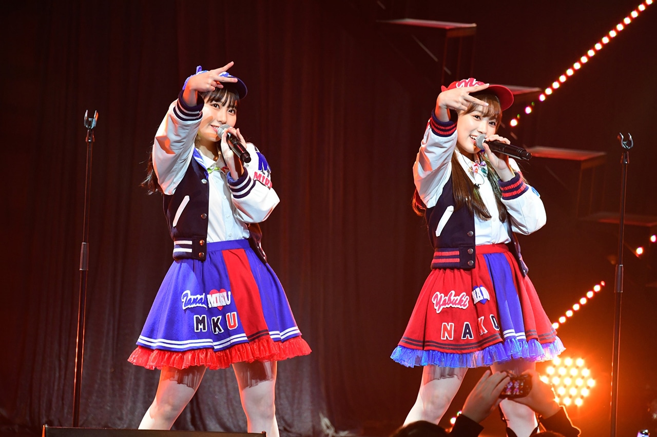 「生意気リップス」を歌う田中美久（左）と矢吹奈子（右）。(c)AKS
