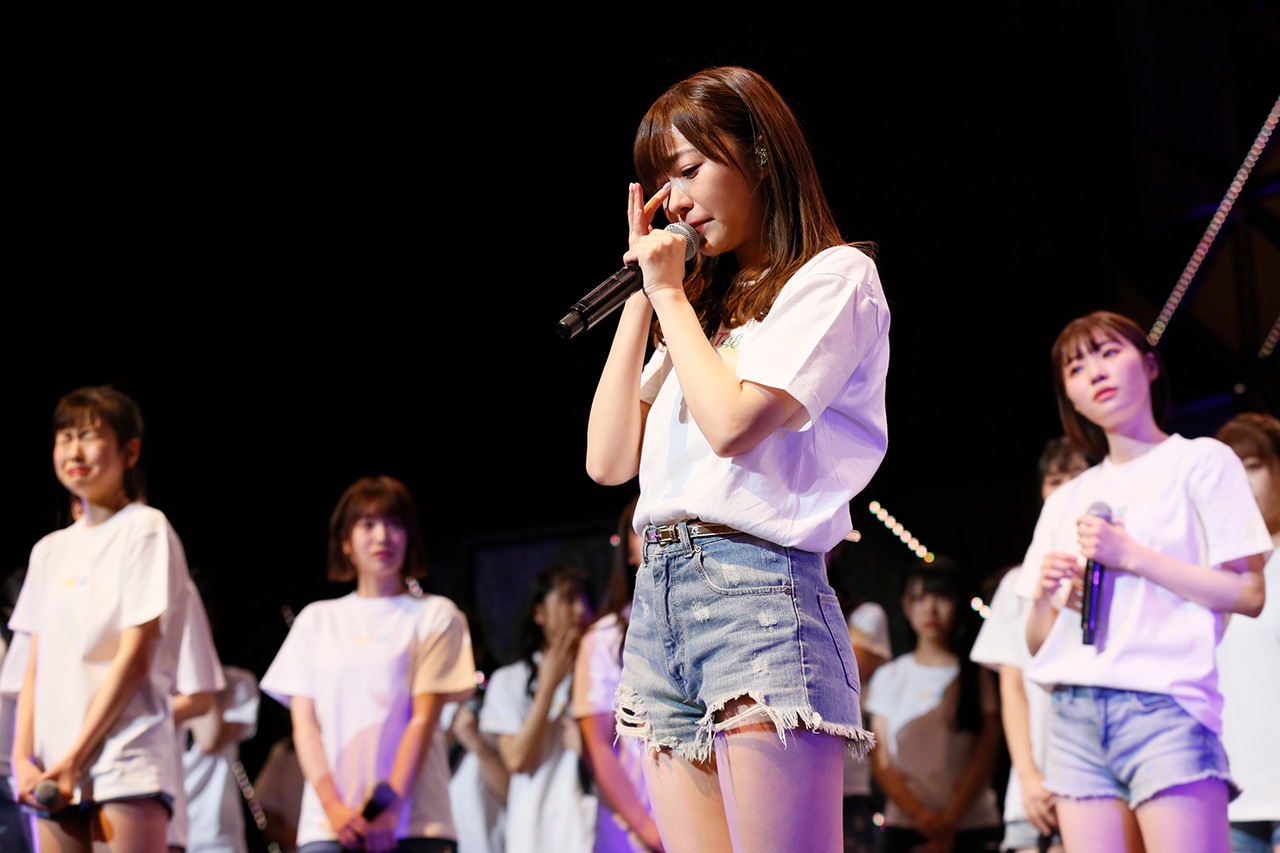 涙ながらに卒業を発表する指原莉乃。(c)AKS