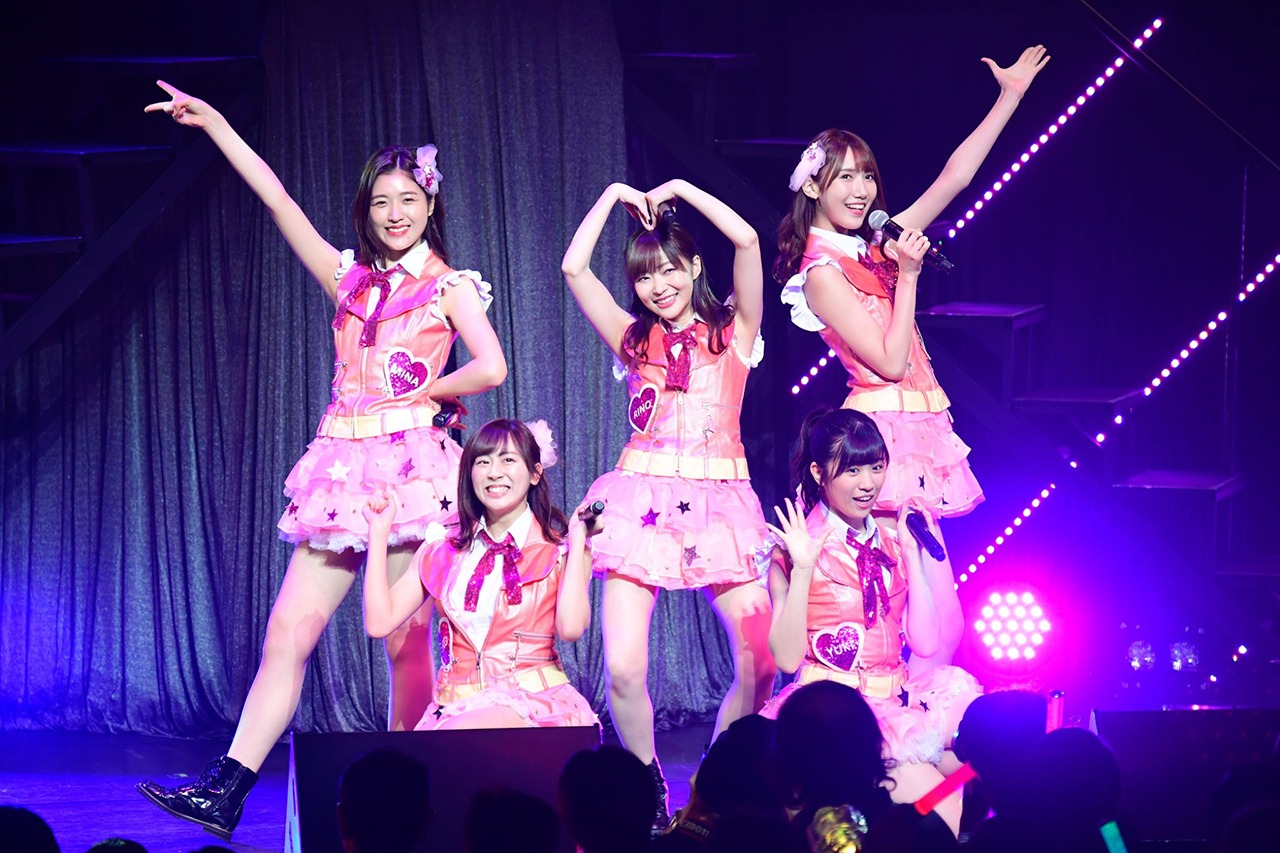 「覚えてください」を披露した今田美奈、坂口理子、指原莉乃、下野由貴、田中菜津美。(c)AKS