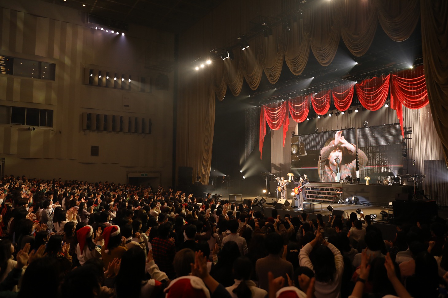 「さくらしめじのHappy X'mash LIVE 2018 in 中野サンプラザ」の様子。（撮影：埼玉泰史、大庭元）