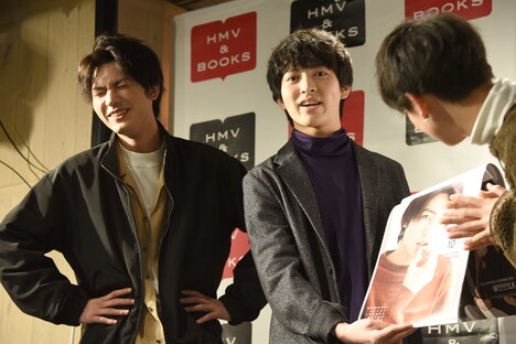 板垣瑞生（左）のイケメンカットを披露する吉田仁人（中央）。