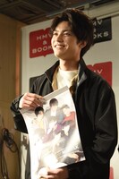 甘い言葉をファンに投げかける板垣瑞生。