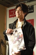 甘い言葉をファンに投げかける板垣瑞生。