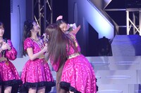 和田彩花に抱きつく飯窪春菜。