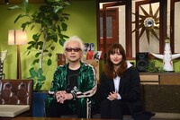 左から箭内道彦、石原さとみ。