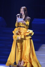 ファンへの手紙を読む飯窪春菜。