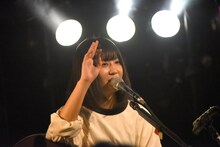番匠谷紗衣「レコ発弾き語り東名阪ツアー『未完全でも』」東京・渋谷La.mama公演の様子。