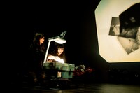 プロジェクターを使用する井上唯と和田輪。（撮影：稲垣謙一）