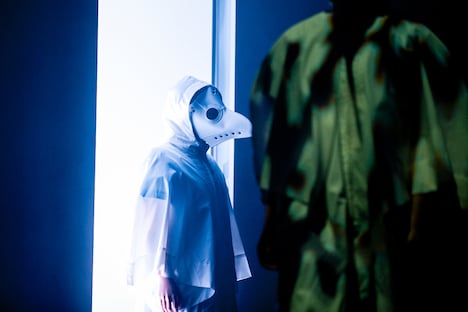 ペストマスクを身に着けたメンバー。（撮影：稲垣謙一）