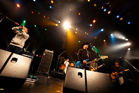 LOW IQ 01 & THE RHYTHM MAKERS＋と磯部正文（HUSKING BEE / 左端）。（撮影：上坂和也）