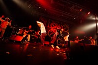 LOW IQ 01 & MASTER LOWのライブの様子。（撮影：上坂和也）