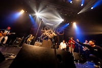 LOW IQ 01がケーキをフルカワユタカの顔面にぶつける様子。（撮影：上坂和也）