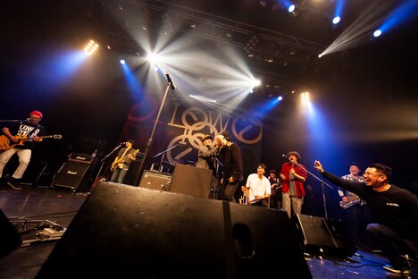 LOW IQ 01がケーキをフルカワユタカの顔面にぶつける様子。（撮影：上坂和也）