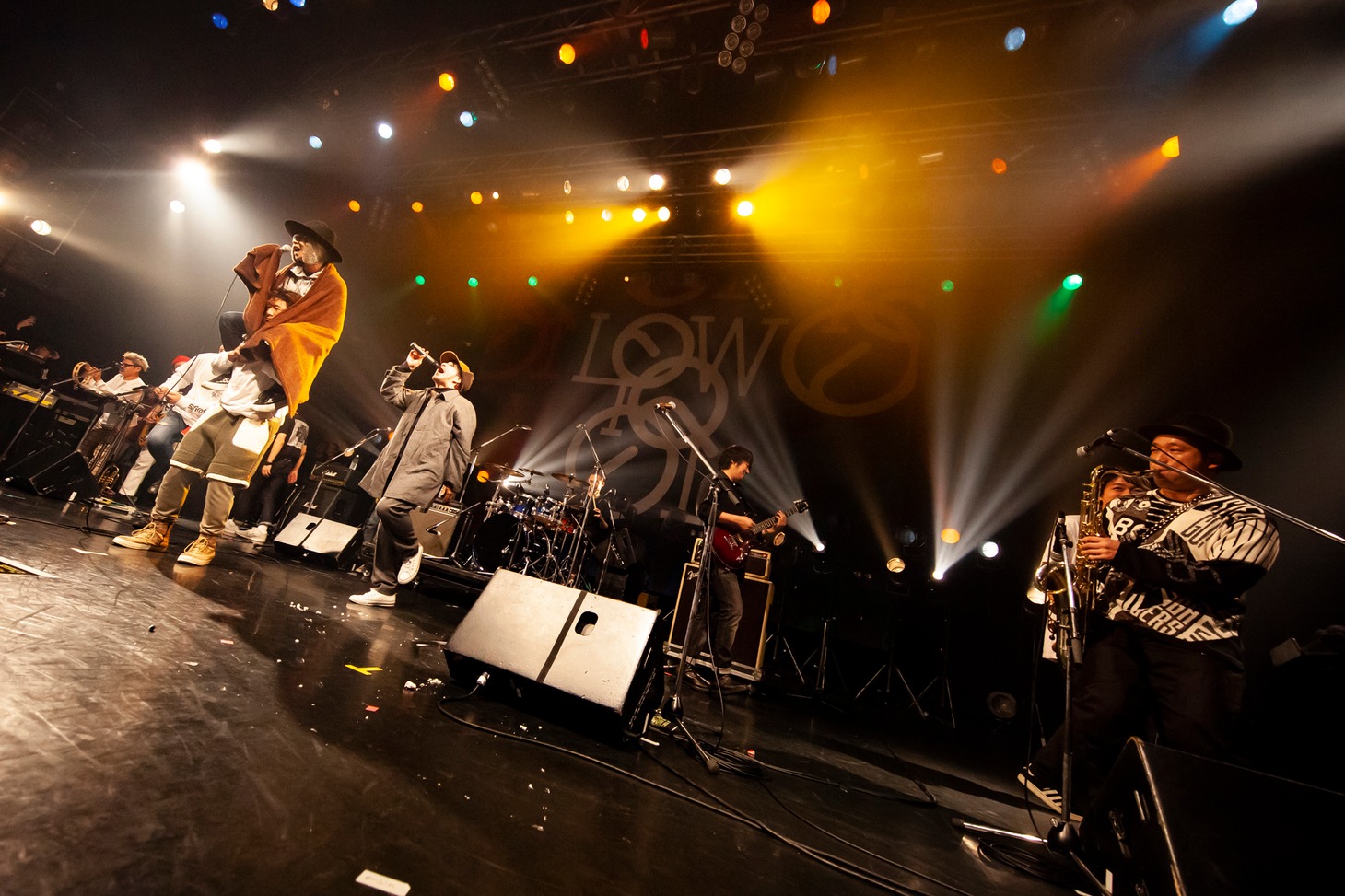 LOW IQ 01 & MASTER LOWのライブの様子。（撮影：上坂和也）