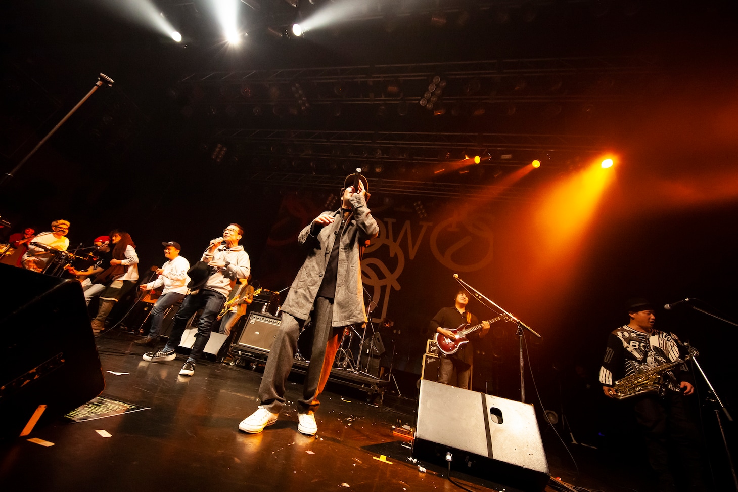 LOW IQ 01 & MASTER LOWのライブの様子。（撮影：上坂和也）