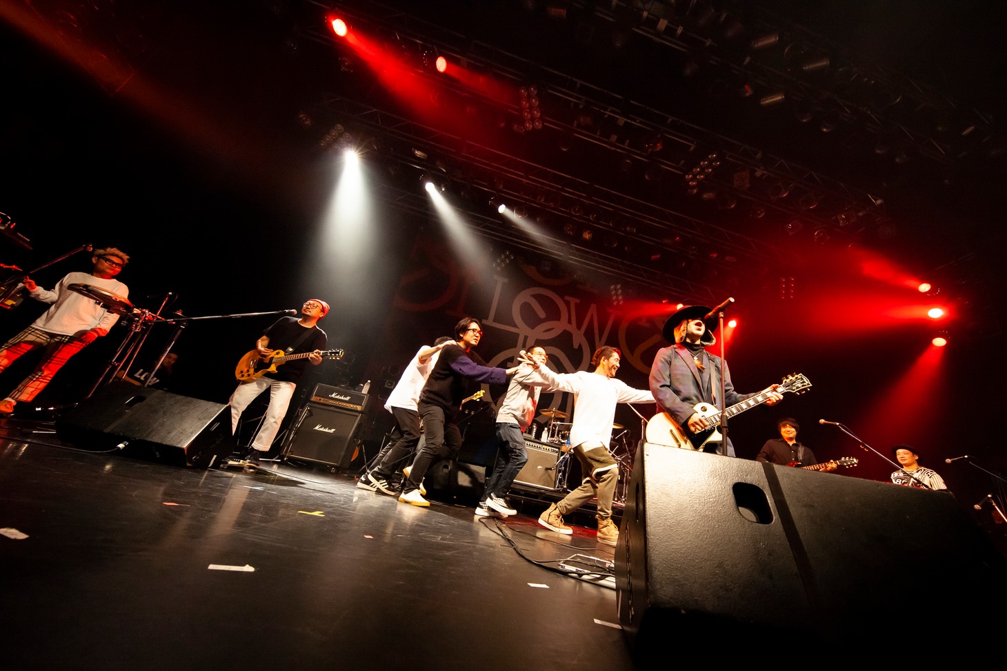LOW IQ 01 & MASTER LOWのライブの様子。（撮影：上坂和也）