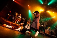 ステージに横になるTOSHI-LOW（BRAHMAN / 左）とLOW IQ 01（右）。（撮影：上坂和也）