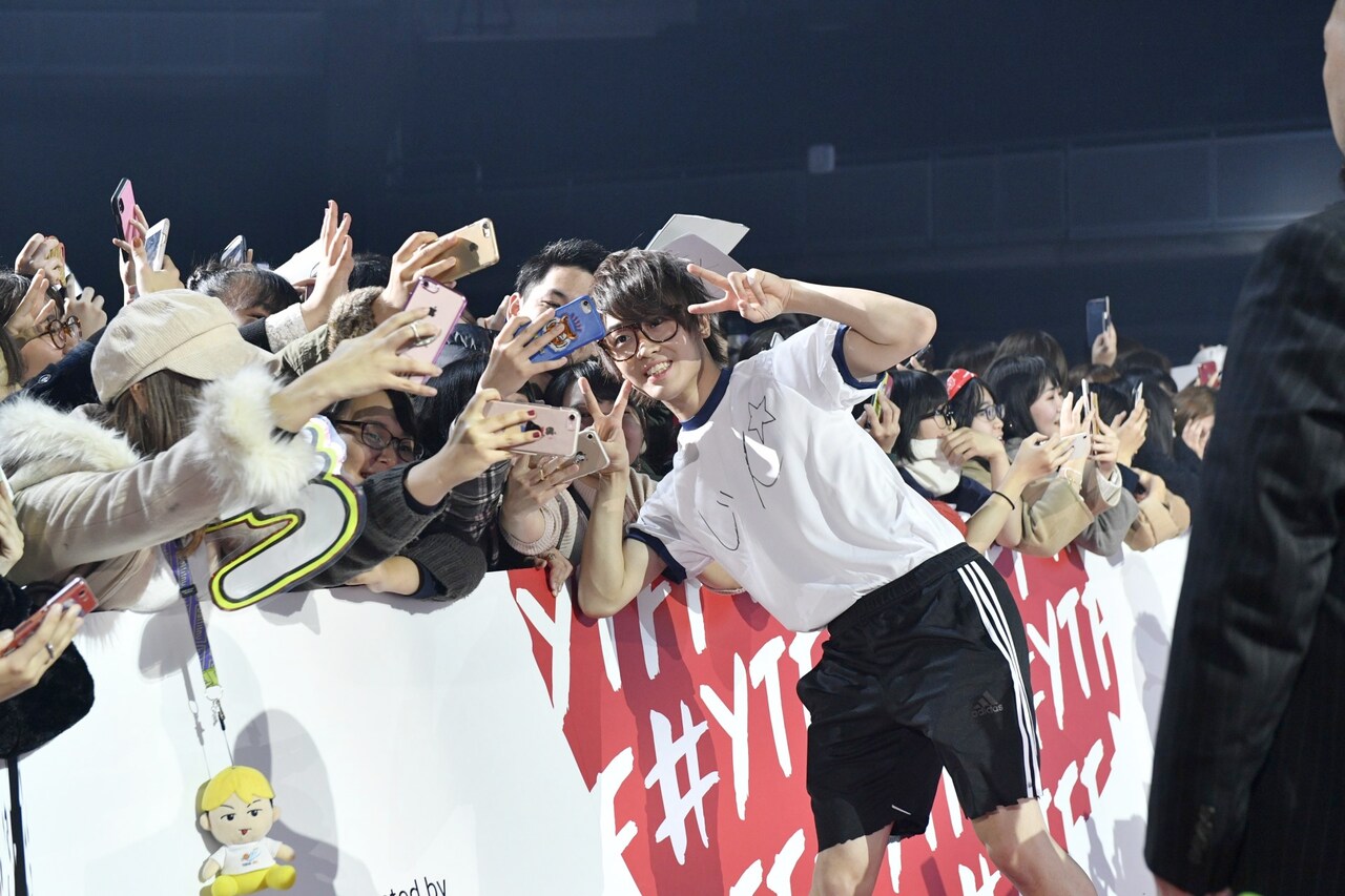 「YouTube FanFest Red Carpet」で写真撮影に応じるスカイピースの☆イニ☆（じん）（提供：YouTube）
