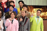 フォトセッションでもいいねポーズを欠かさないDA PUMP。