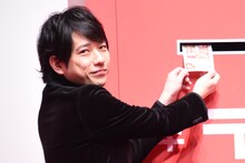 特製ポストに年賀状を投函する二宮和也（嵐）。