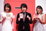 左から加藤綾子、二宮和也(嵐)、RENA。