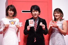 左から加藤綾子、二宮和也（嵐）、RENA。