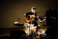 「犬たちのためのコンサート」の様子。（撮影：タイコウクニヨシ）