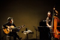 「犬たちのためのコンサート」の様子。（撮影：タイコウクニヨシ）