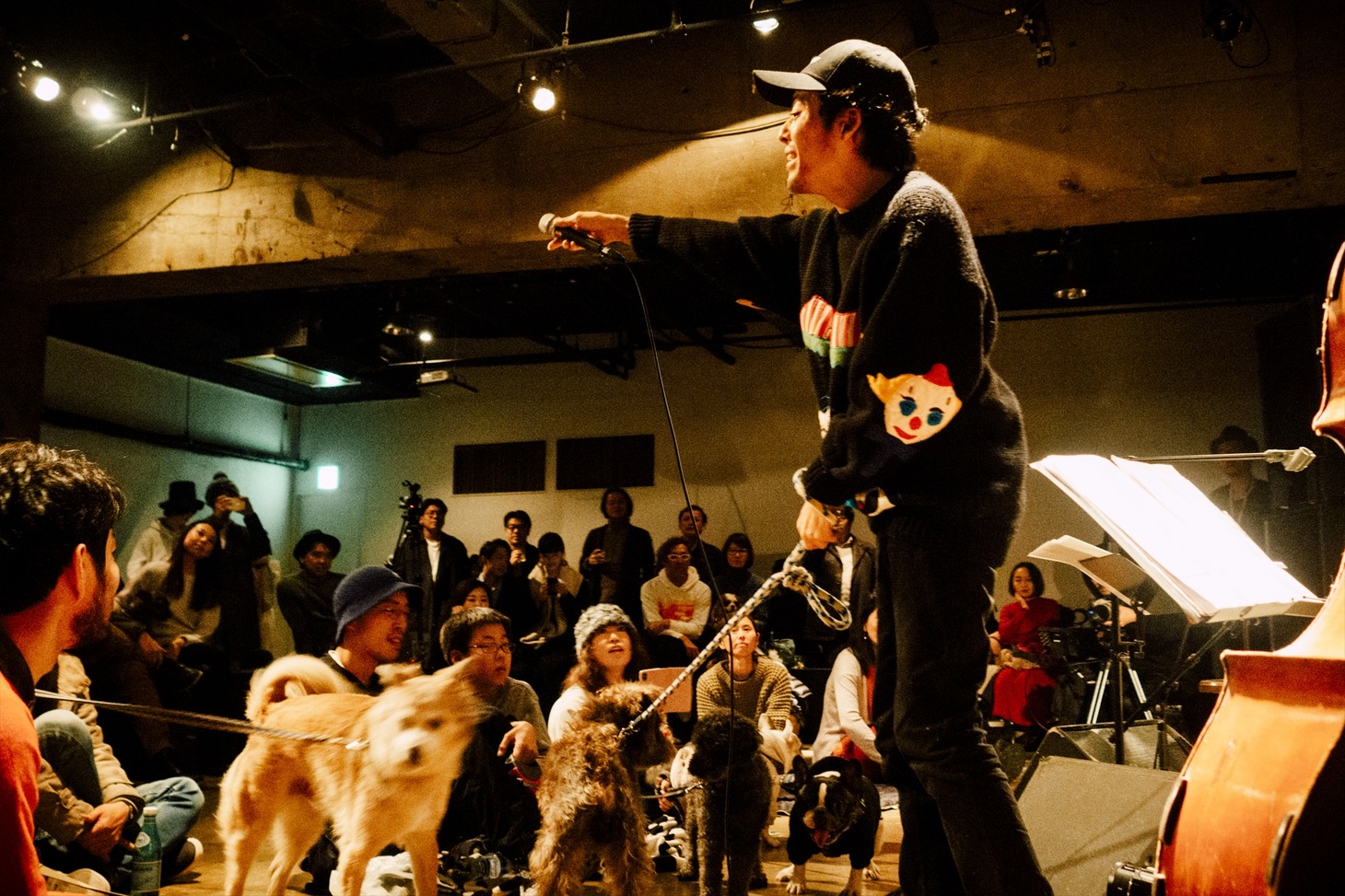 「犬たちのためのコンサート」の様子。（撮影：タイコウクニヨシ）